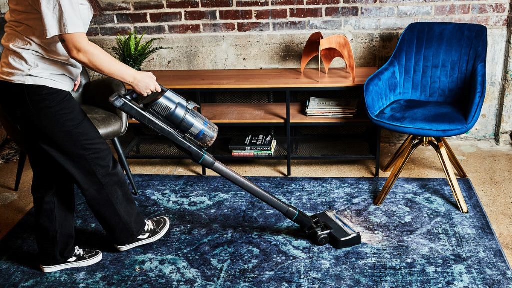 Lightweight cordless stick vacuum removing dirt and pet hair from carpet, highlighting strong battery life and easy maneuverability in Florida
